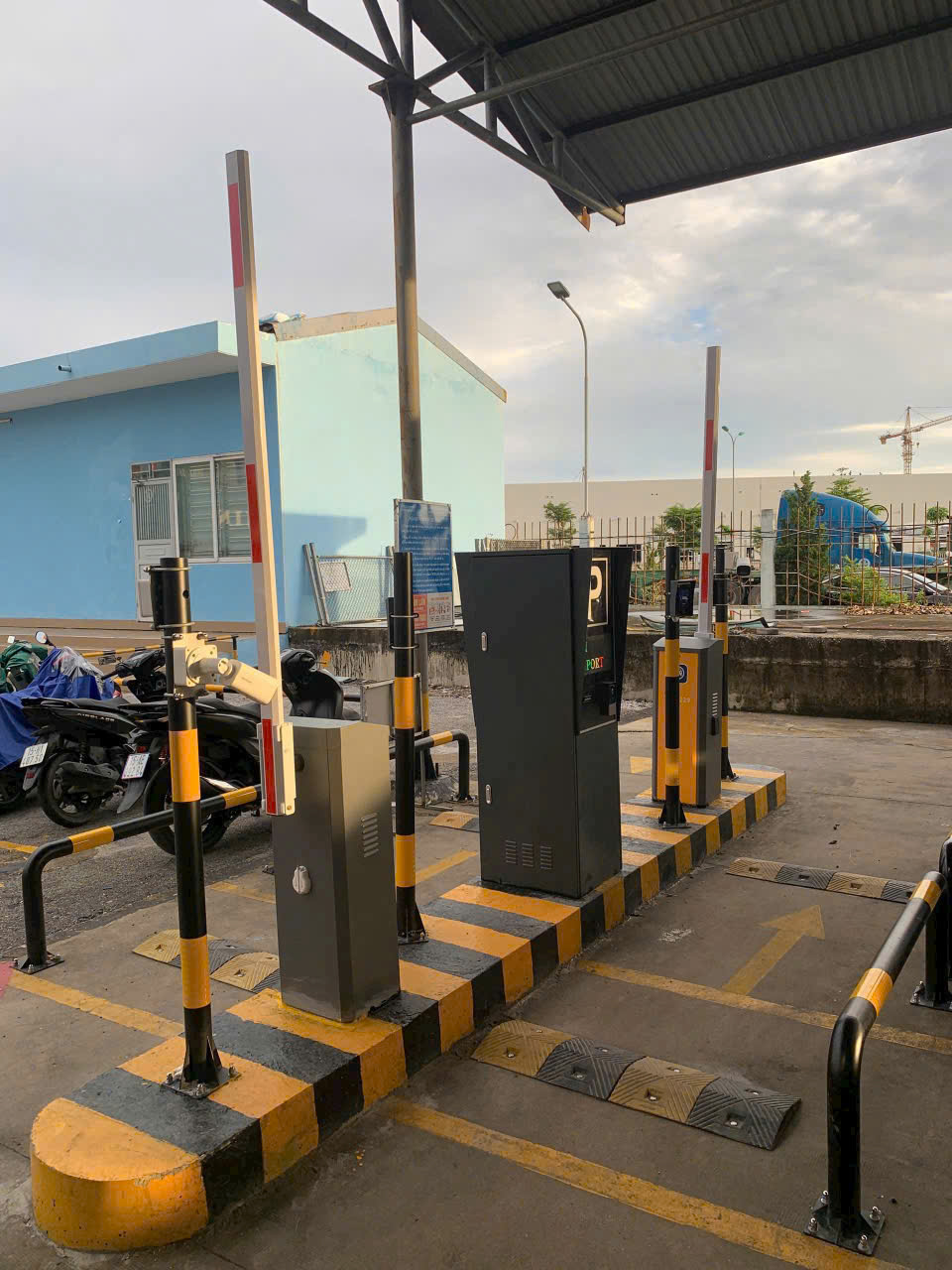 Hệ thống barie tự động kiểm soát lối ra vào bãi giữ xe ngoài trời
